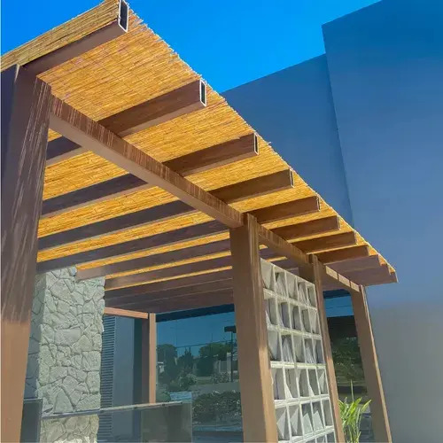 Pergolado com bambu natural